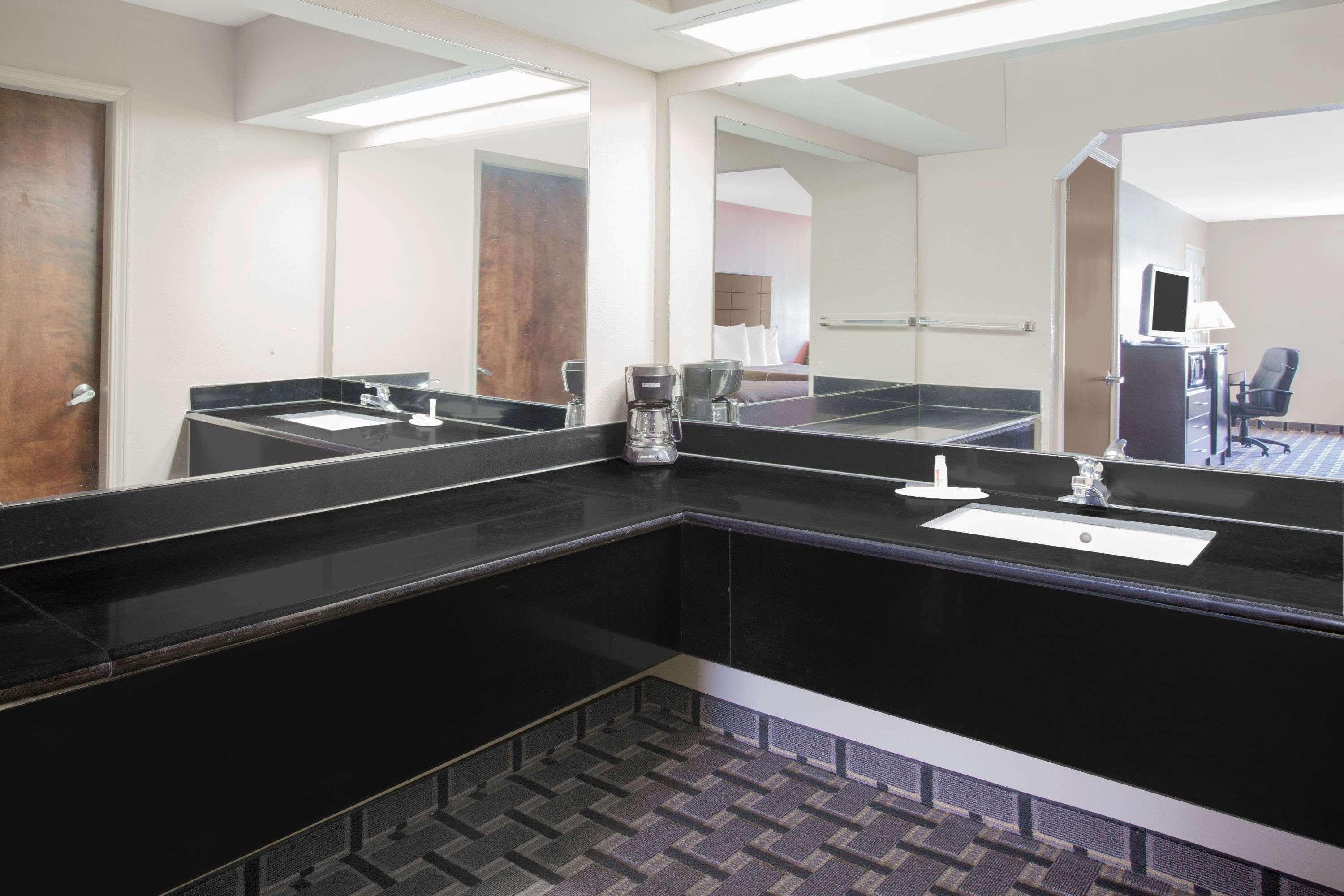 Days Inn & Suites By Wyndham Pine Bluff Eksteriør bilde