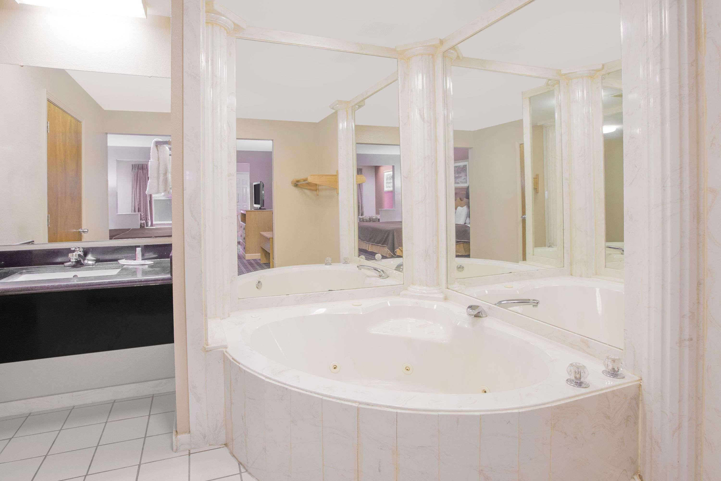 Days Inn & Suites By Wyndham Pine Bluff Eksteriør bilde